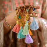 Mala Kette Wurzelchakra mit Koralle und Sandelholz Perlen. 70 cm. Fair-Trade Mala Kette.