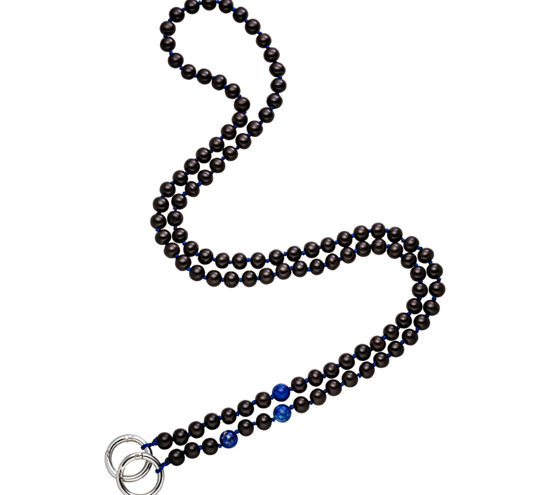 Mala Handykette mit schwarzen Ebenholz Perlen und blauen Lapislazuli Edelsteinen. Crossbody Handykette. 120 cm lang.