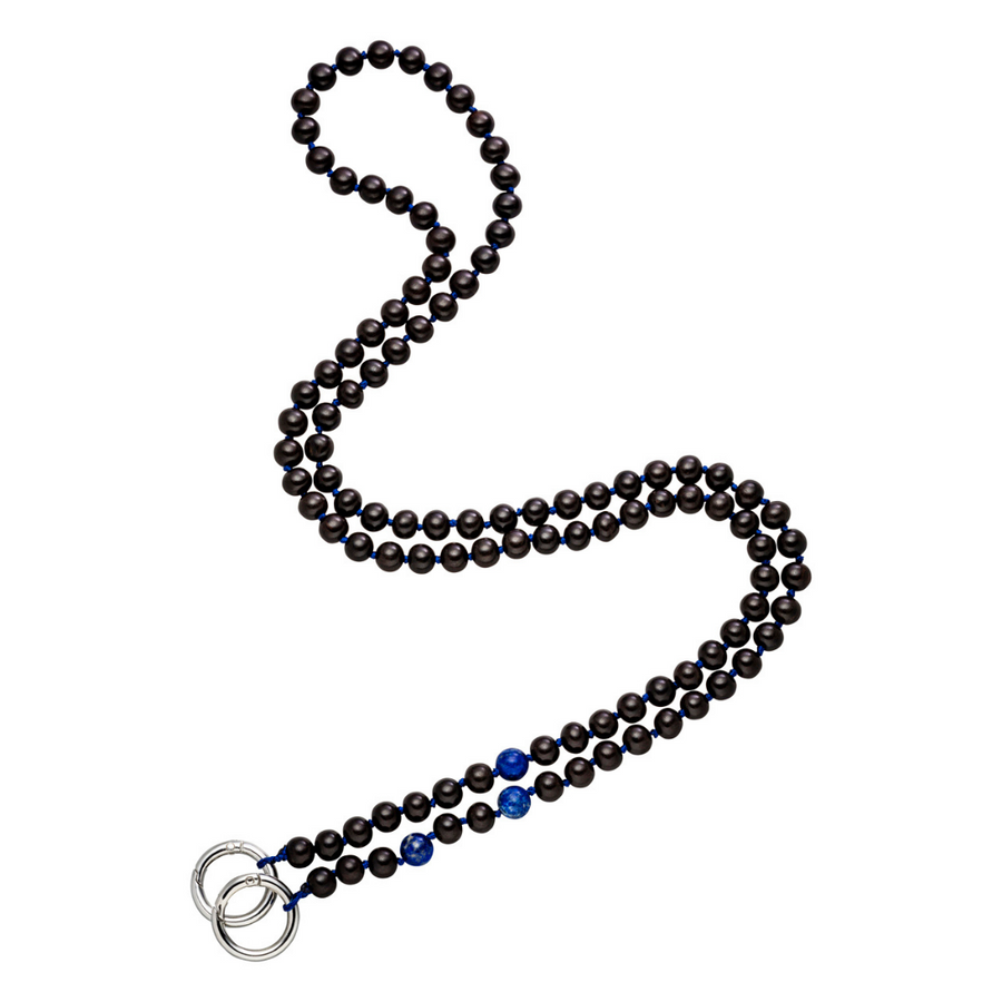 Handykette aus schwarzen Holzperlen und blauen Lapislazuli Edelsteinen mit silbernen Ringen zum Befestigen an der Handyhülle.