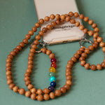 Mala Handykette mit 7 Chakra Edelsteinkugeln und Sandelholz Perlen. Handgefertigt. 1,10m lang.