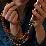 Handgefertigte Handykette aus Sandelholz Perlen und 7 Chakra Steinen. Mala Handykette. 1,10 m.