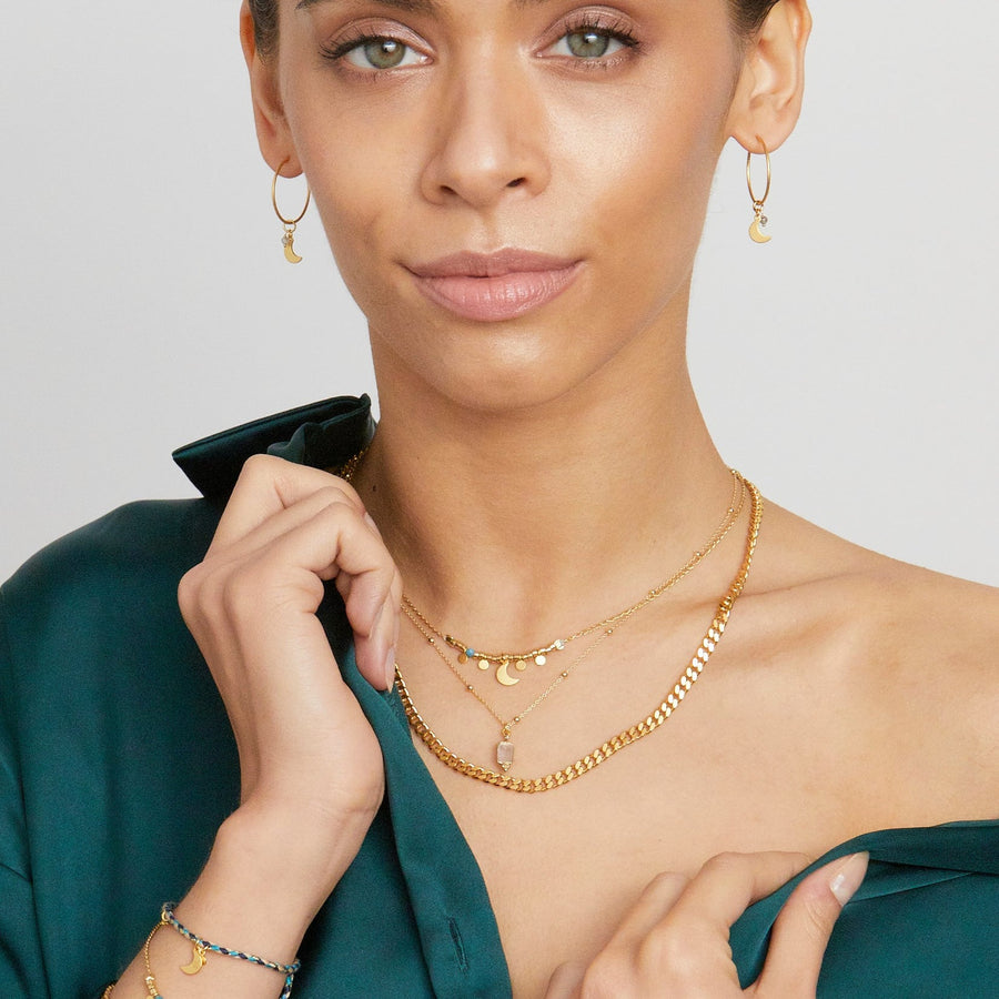 Längenverstellbare Sterlingsilber vergoldete Panzerkette an Frau mit Layering Schmuck Look