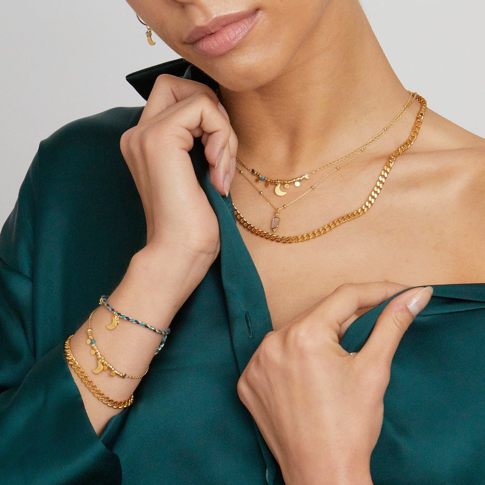 Längenverstellbare Mond Kette mit Halbmond Anhänger in 925 Silber vergoldet.