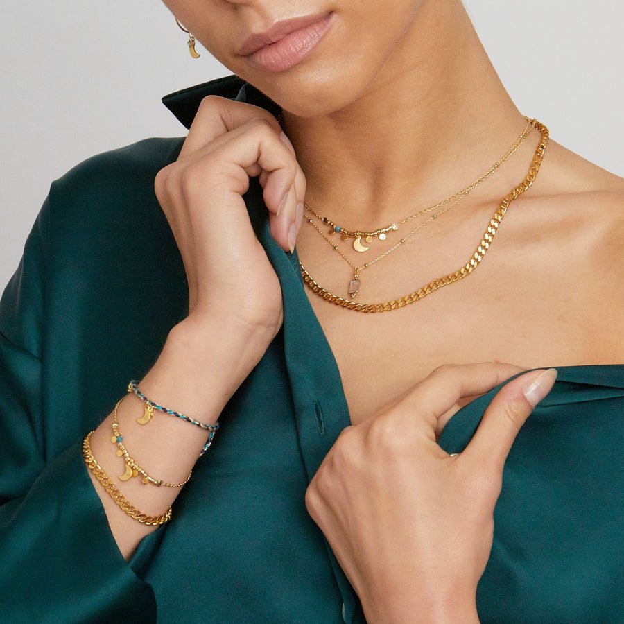 Längenverstellbare Mond Kette mit Halbmond Anhänger in Gold.