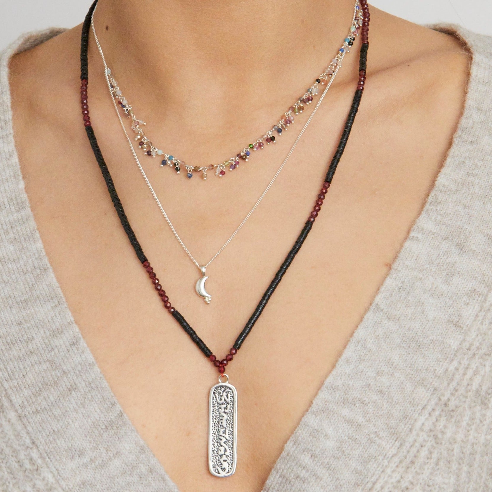 Karma Kette mit Om Mani Padme Hum Mantra Anhänger in Sterlingsilber.