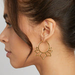 Goldene Lotus Ohrringe aus 925er Sterlingsilber.