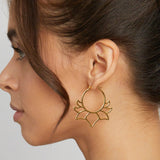 Goldene Lotus Ohrringe aus 925er Sterlingsilber.