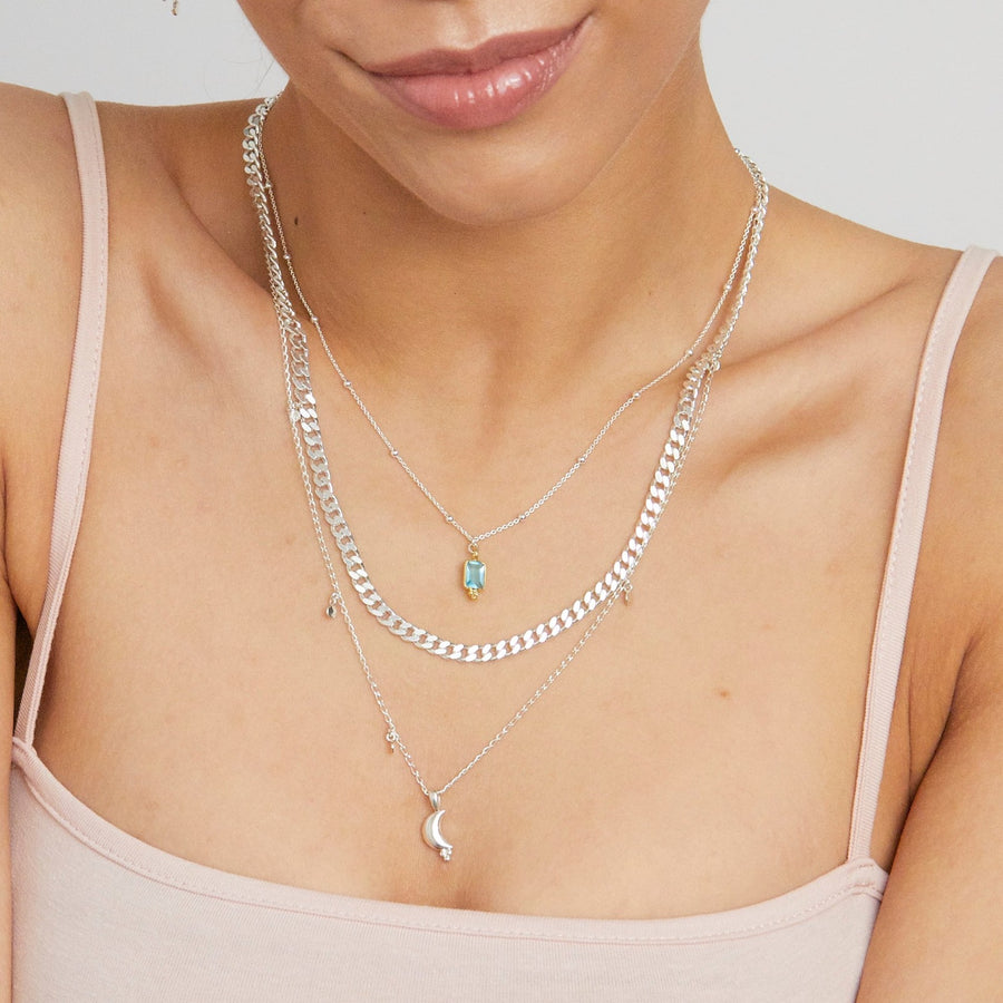 Kette mit Aquamarin Edelstein Anhänger in Sterlingsilber.