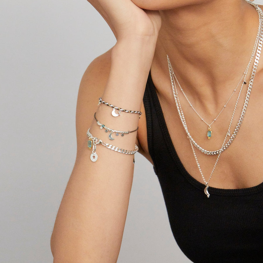 Frau mit spirituellem Yoga Schmuck mit Gliederarmband und Halsketten in Sterlingsilber