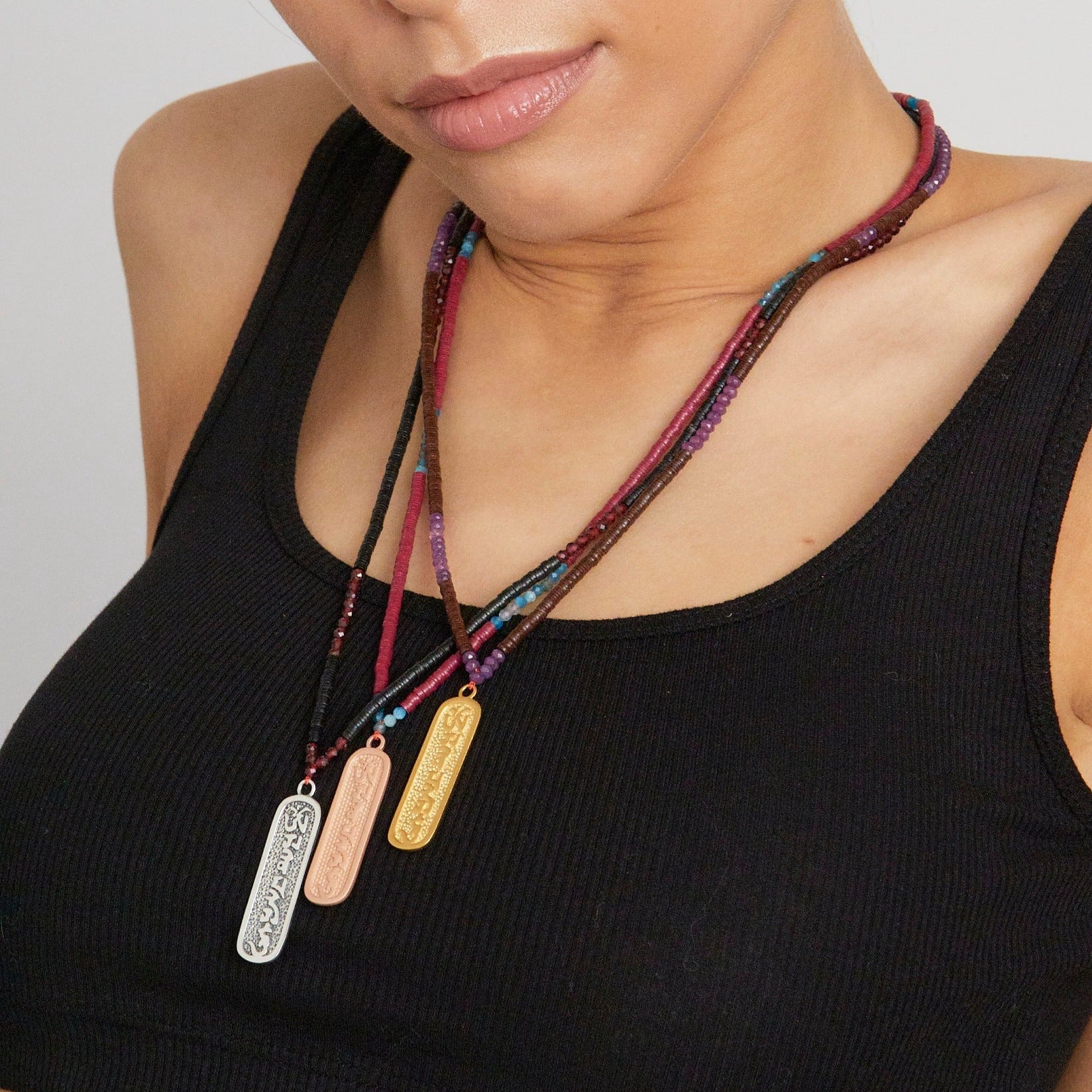 Mantra Kette für gutes Karma mit Edelsteinen und Plättchen Pailletten.