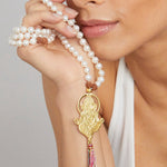 Lange Mala Kette aus Süßwasserperlen mit 925 Silber vergoldetem Ganesha Anhänger.