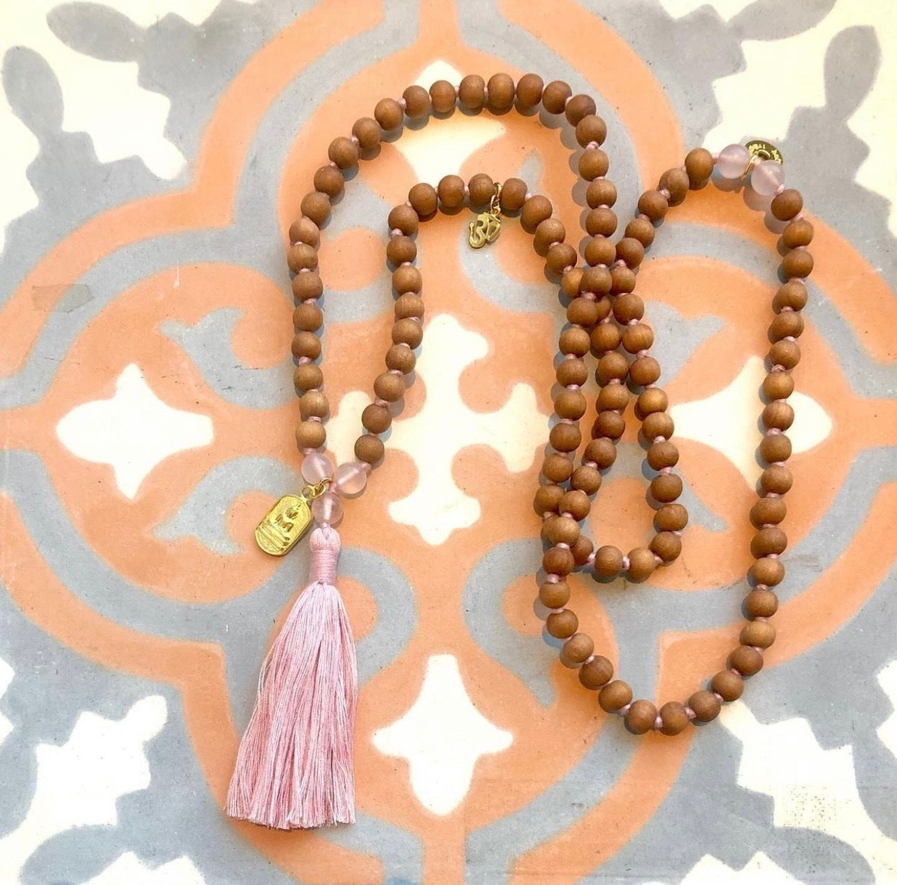 Mala Kette mit Buddha und Om Anhänger, Quaste und Rosenquarz Perlen.