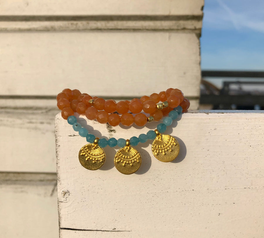Wickelarmband mit echten Aventurin Edelsteinen und goldenen Anhänger im Boho Look.
