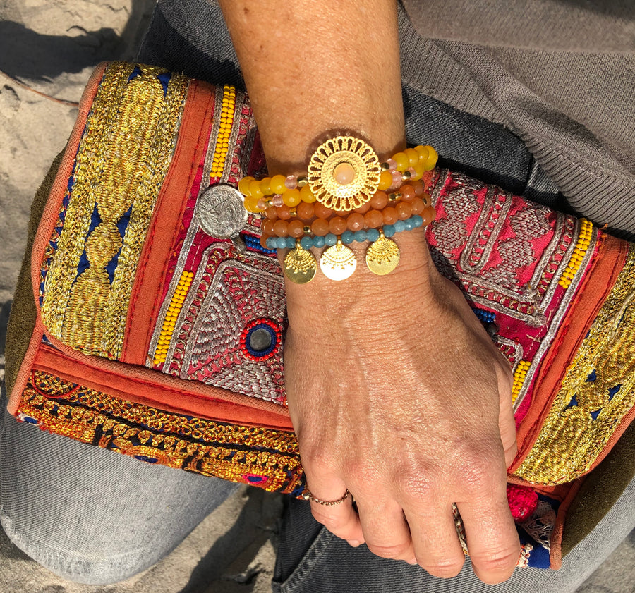 Edelstein Armband mit orangenfarbigen Aventurin Steinen zum Wickeln.
