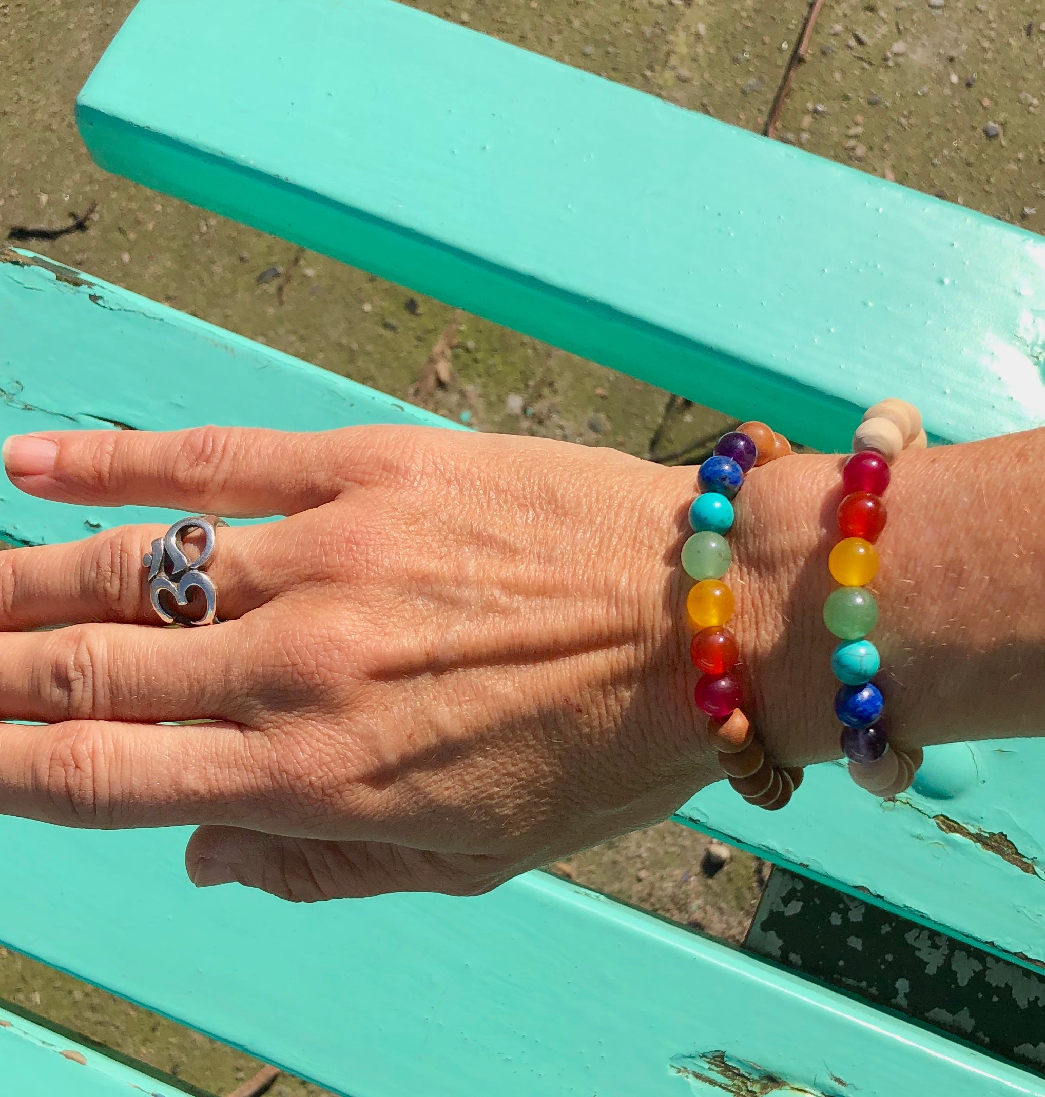 Stretch Chakra Armband aus sieben echten Steinen und Sandelholz