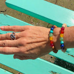 Chakra Armbänder aus Sandelholz und 7 echten Edelstein Kugeln in bunten Farben.
