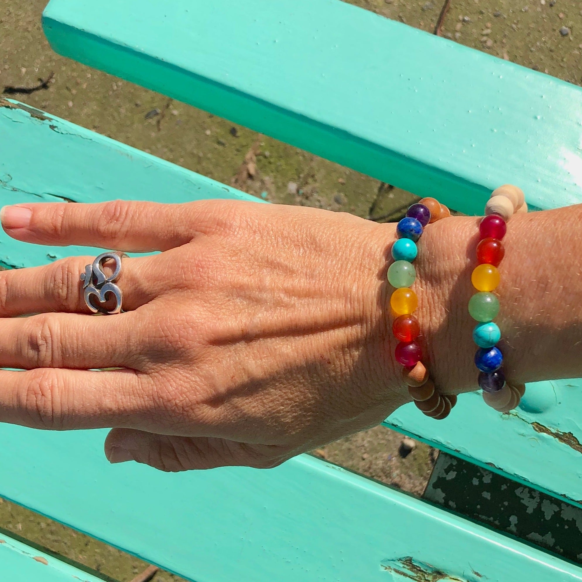 Chakra Armbänder aus Sandelholz und 7 echten Edelstein Kugeln in bunten Farben.