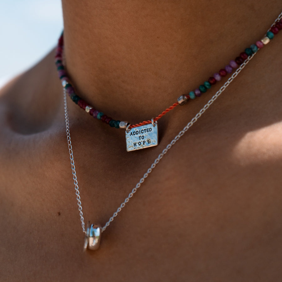Enganliegende Choker Kette aus Edelsteinen mit Glücksanhänger aus Sterlingsilber