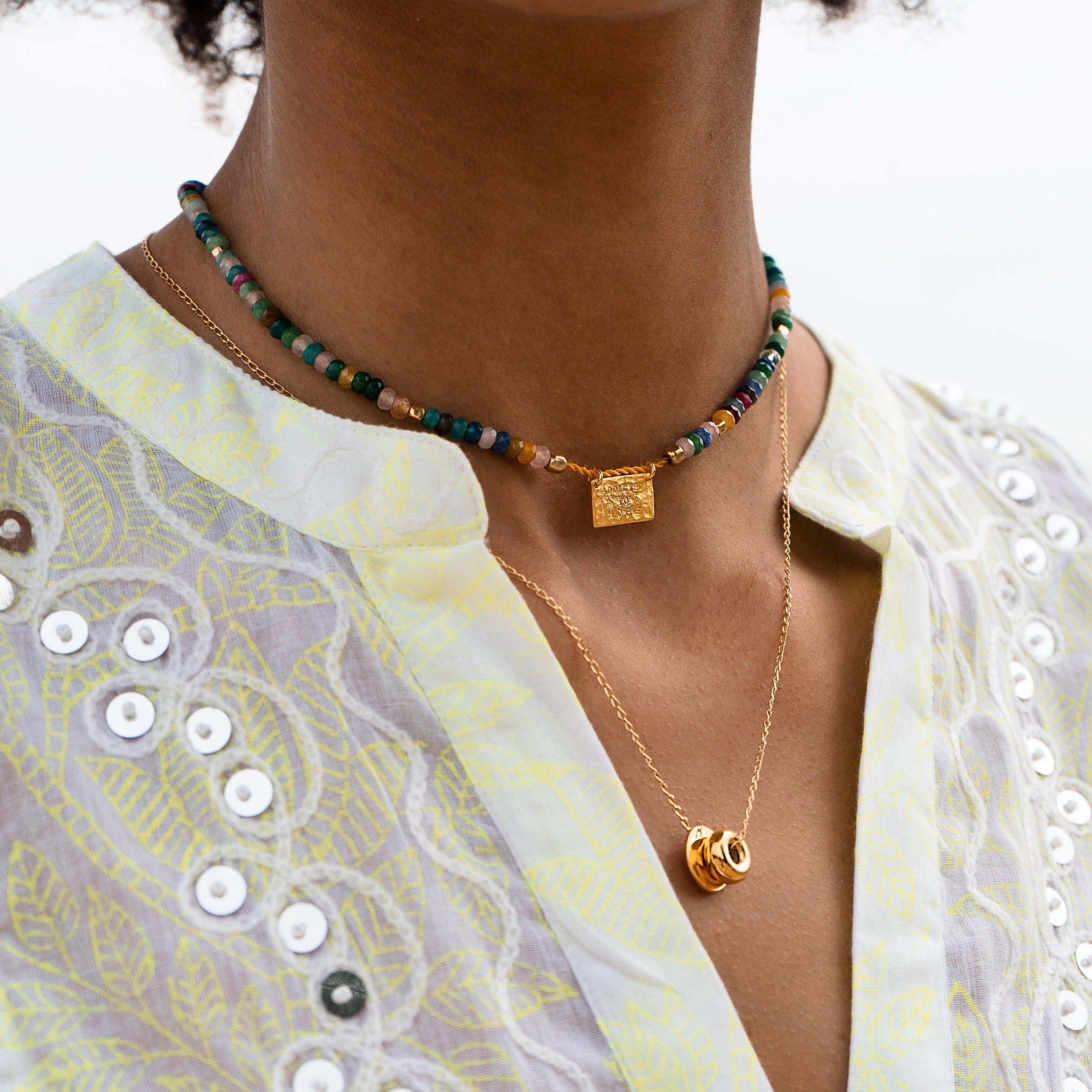 Frau mit Edelstein Choker Kette aus Achat 