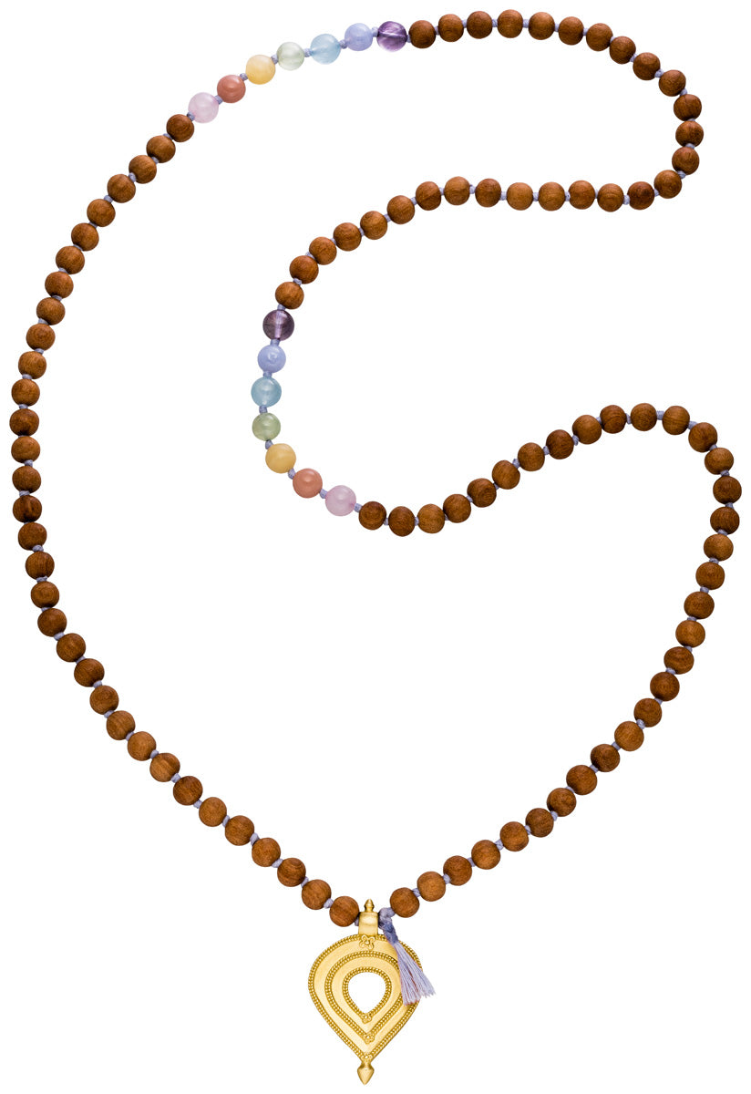 Mala Kette aus dunklen Sandelholz Perlen mit goldenem Herz und Chakra Edelsteinen.