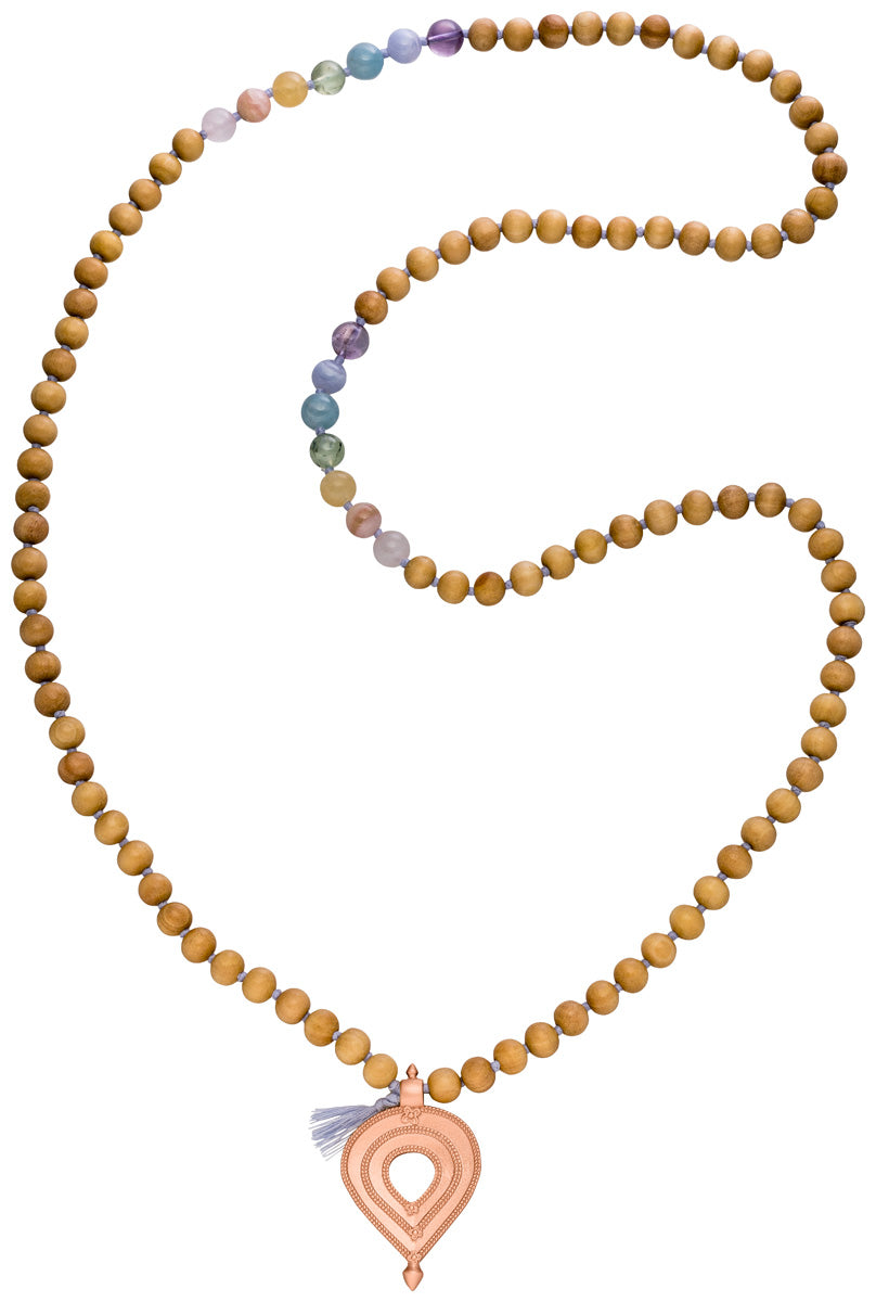 Mala Kette aus hellen Sandelholz Perlen und Chakra Edelsteinen von hoffnungsträger.