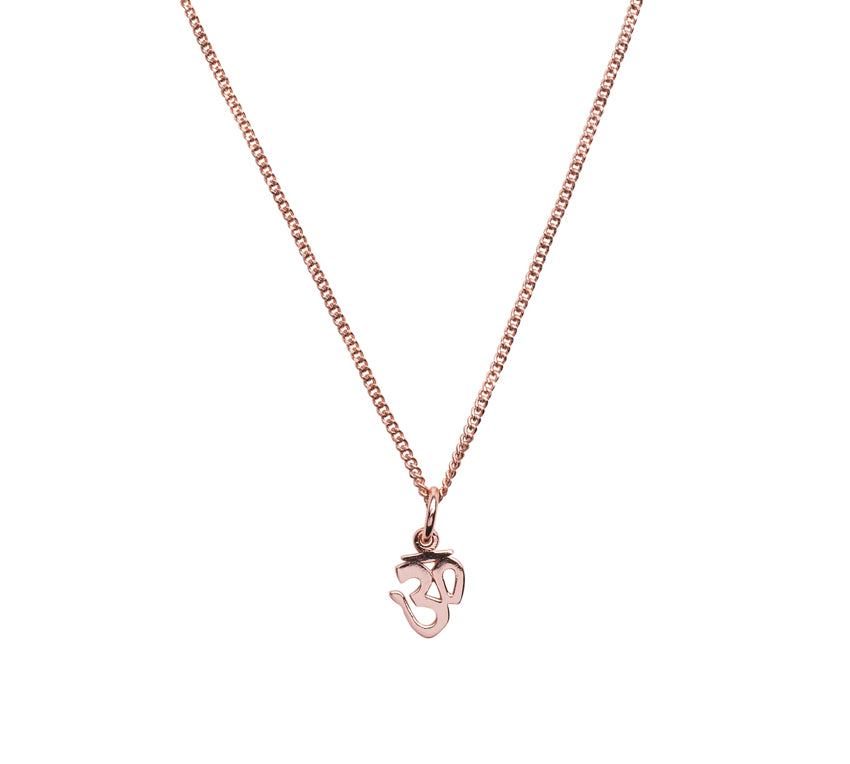 OM Kette aus 18K rosévergoldetem 925 Silber mit Mini OM Anhänger.  Kette 45 cm. Anhänger 1 cm. Für deine beste Freundin oder für dich selbst.