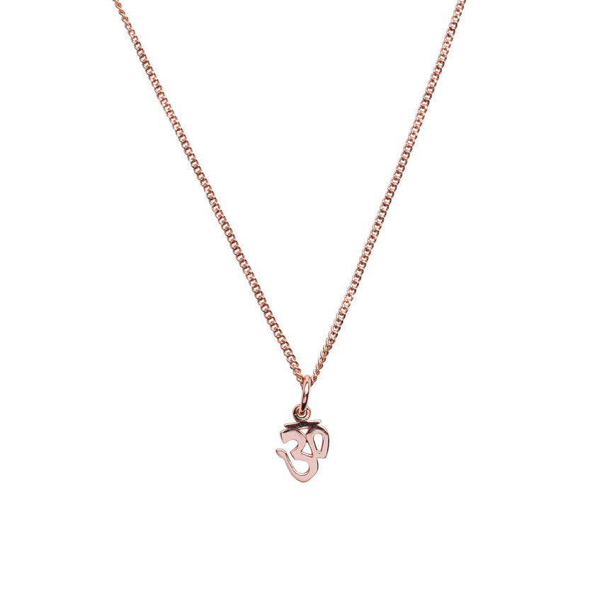 OM Kette aus 18K rosévergoldetem 925 Silber mit Mini OM Anhänger.  Kette 45 cm. Anhänger 1 cm. Für deine beste Freundin oder für dich selbst.