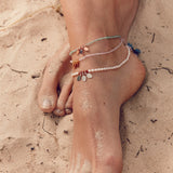 Fußkette mit echten Perlen und silbernen Anhängern.