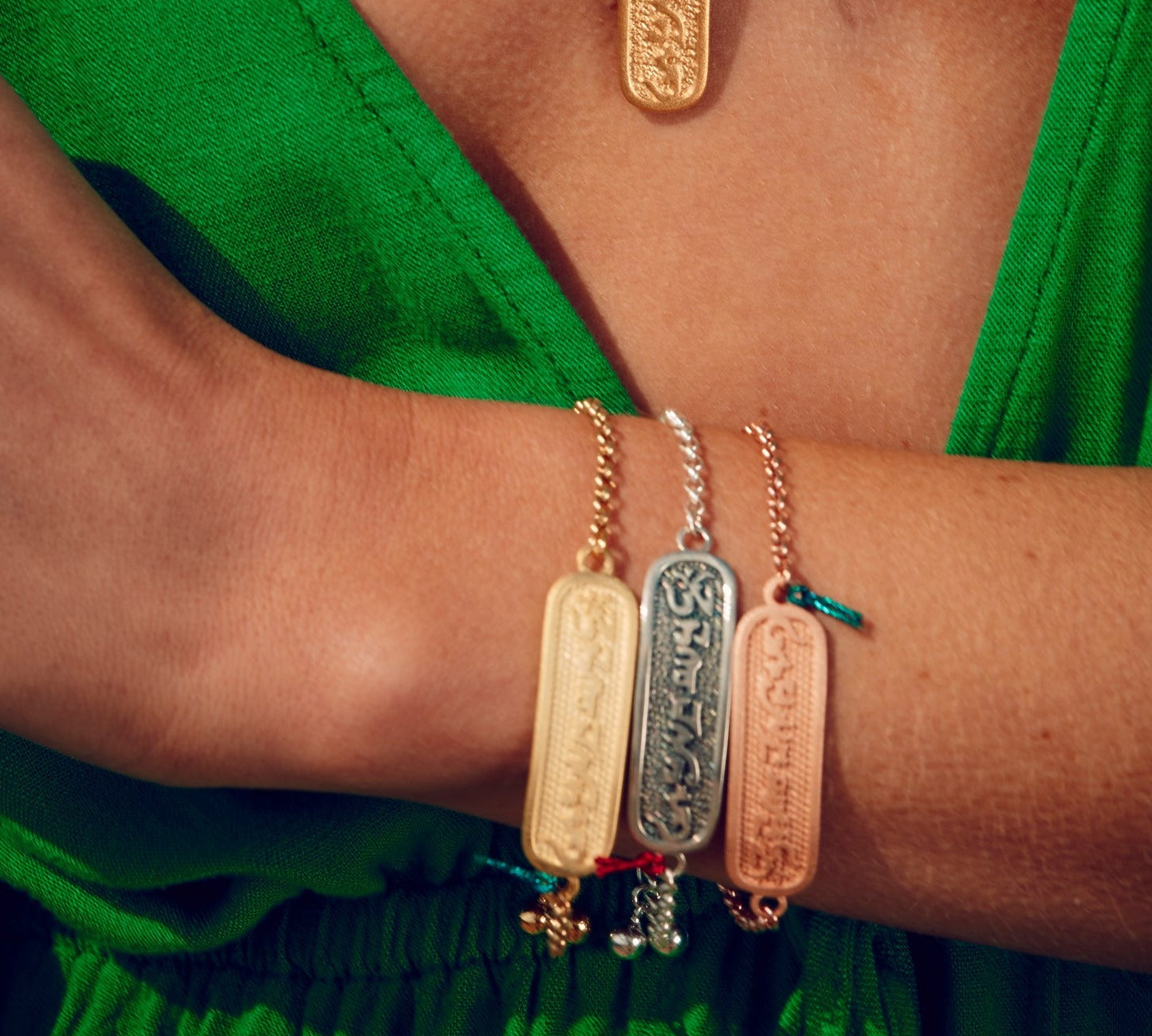 Frau mit drei Mantra Armbändern mit Om Mani Padme Hum Gravur aus echt Silber