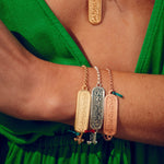 Frau mit drei Mantra Armbändern mit Om Mani Padme Hum Gravur aus echt Silber