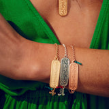 Frau mit drei Mantra Armbändern mit Om Mani Padme Hum Gravur aus echt Silber