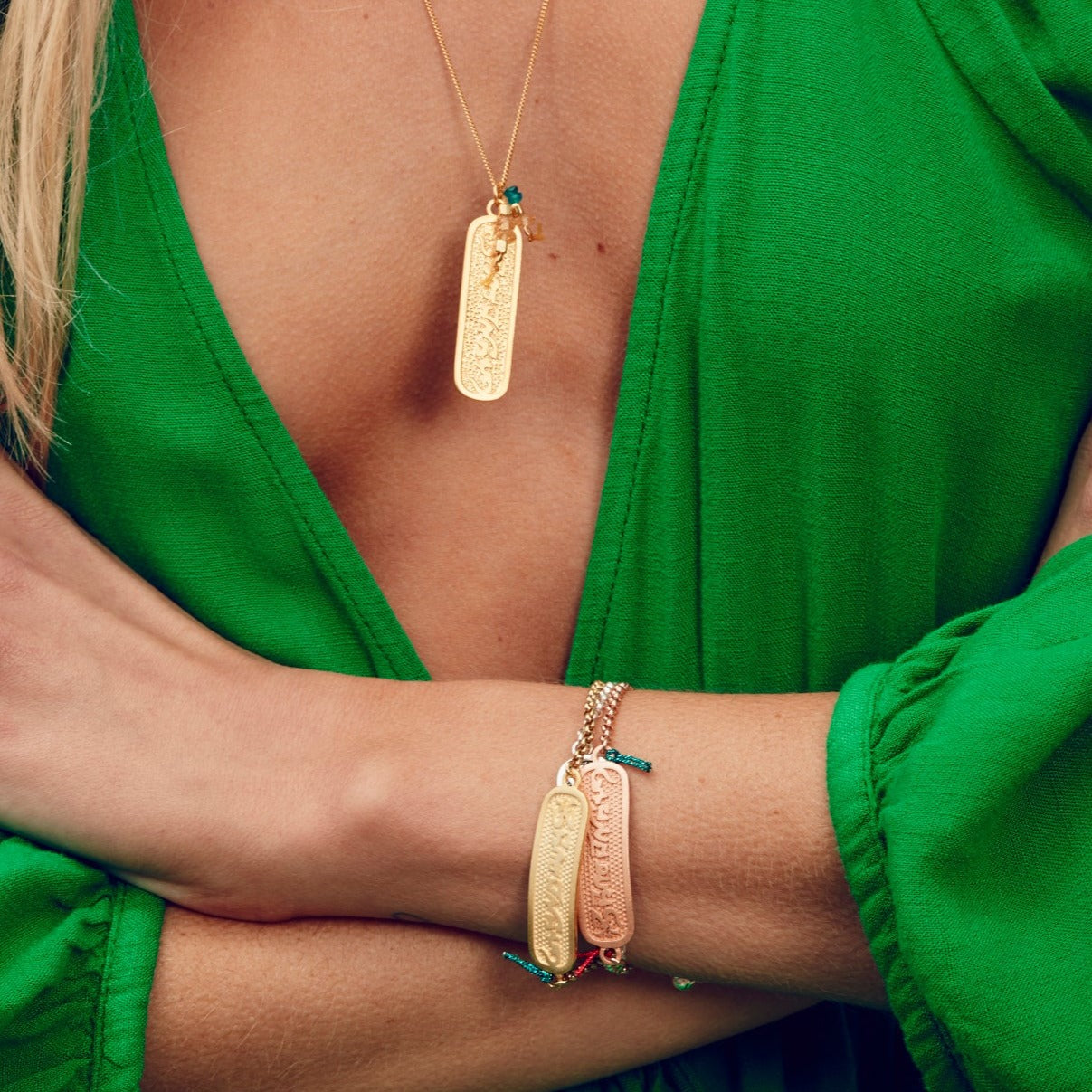 Frau mit Mantra Schmuck in Gold und Rosegold
