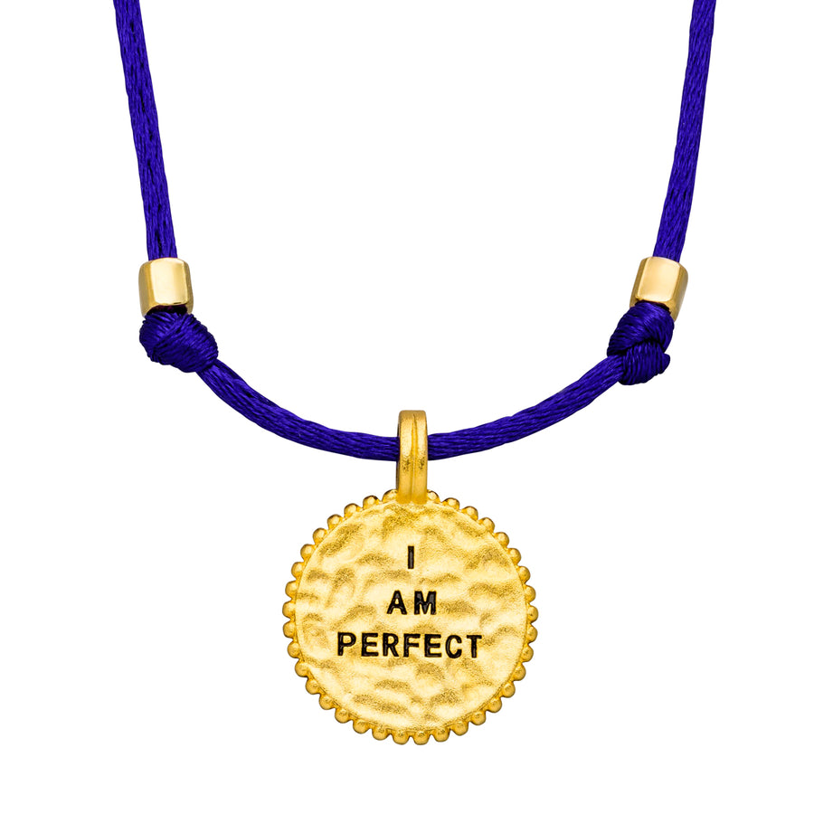 Längenverstellbare Amulett Kette mit 925 Silber vegoldetem Amulett und blauer Kette.