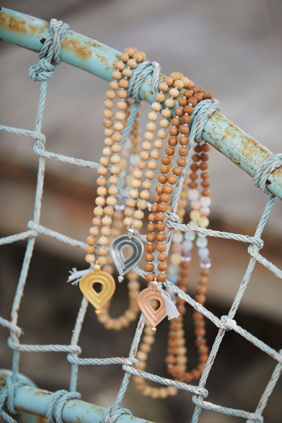 Mala Kette mit Sandelholz Perlen und Chakra Edelsteinen mit großem Herz-Anhänger.
