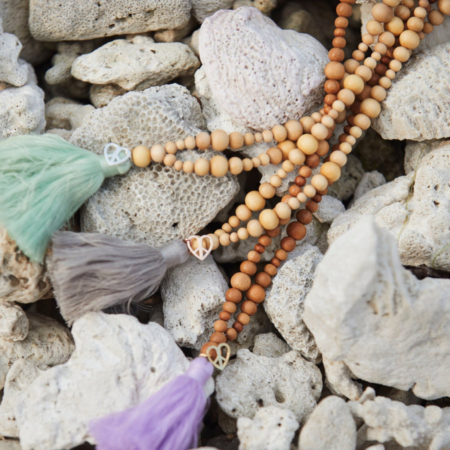 Sandelholz Kette im Mala Stil mit fliederfarbener Quaste und Herz von hoffnungsträger.