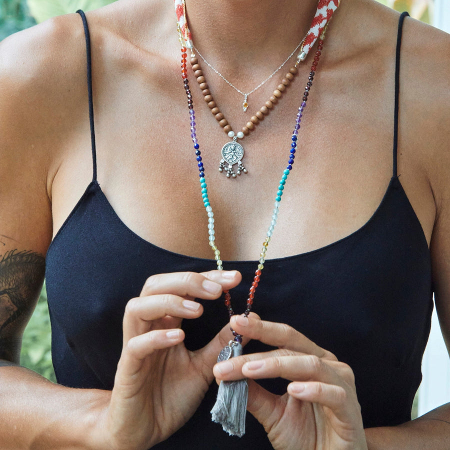 Lange Chakra Edelsteinkette in den Chakra Farben. Handgeknüpft und hochwertig.