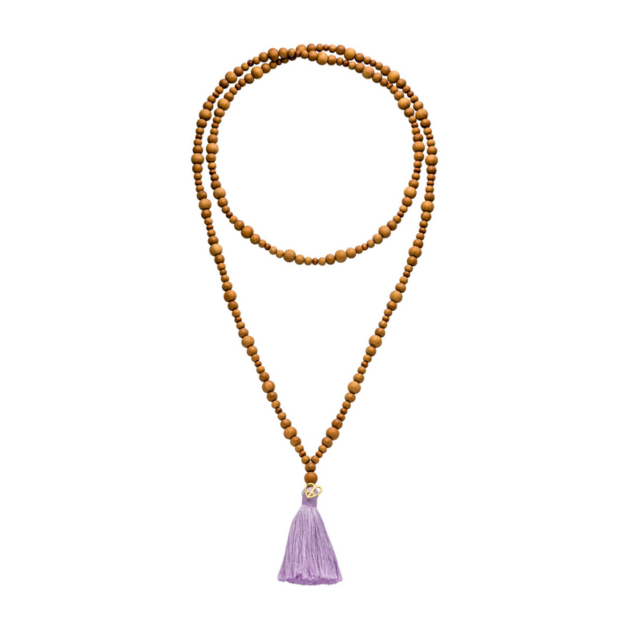 Sandelholz Mala Kette mit lilafarbener Quaste und Peace Herz in vergoldetem Silber.