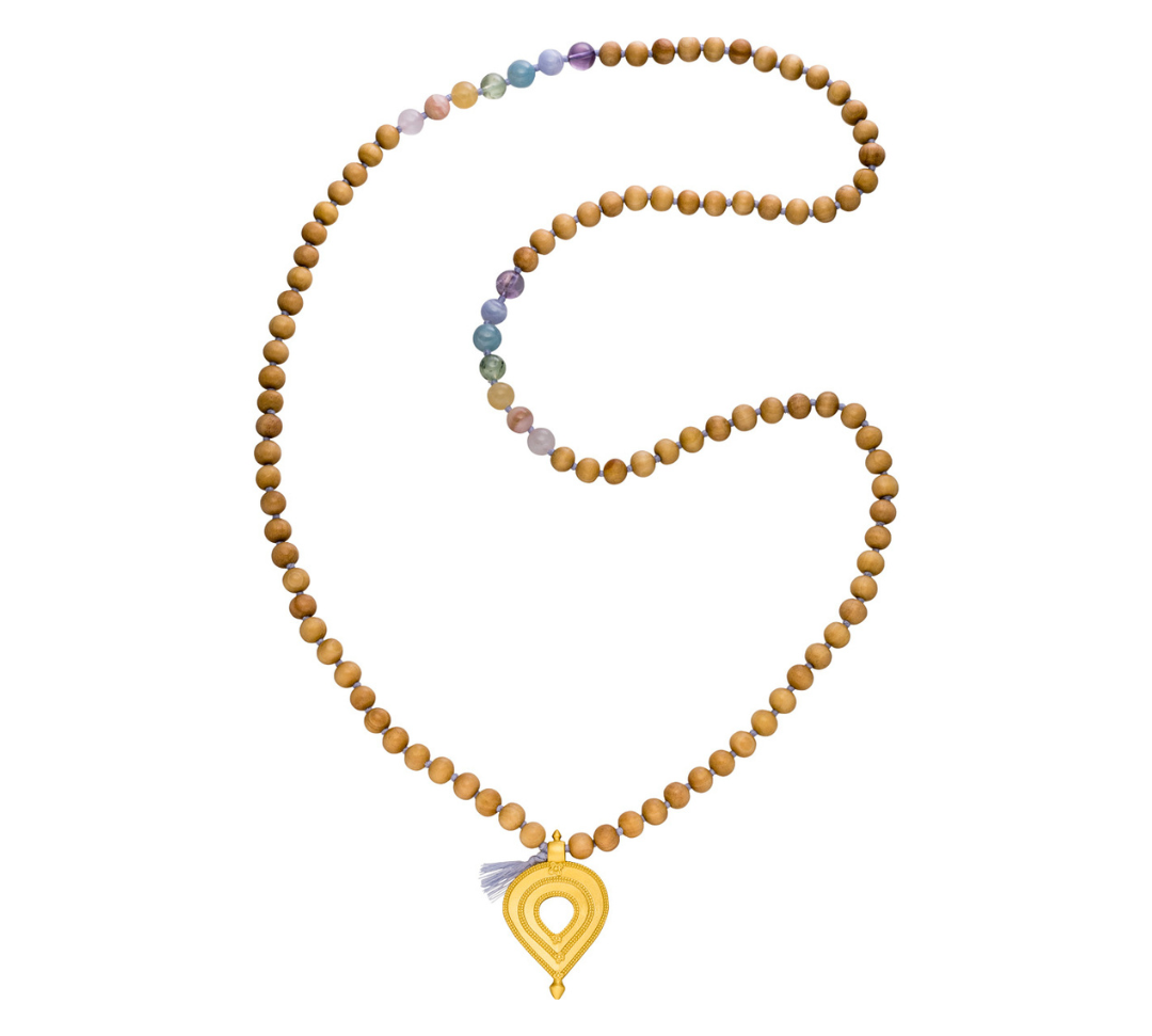 Mala Kette mit Chakra Edelsteinen und 108 Sandelholz Perlen mit goldenem Herz.