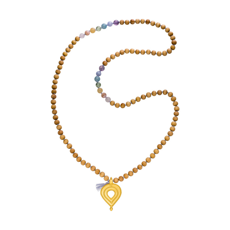 Mala Kette mit Chakra Edelsteinen und 108 Sandelholz Perlen mit goldenem Herz.