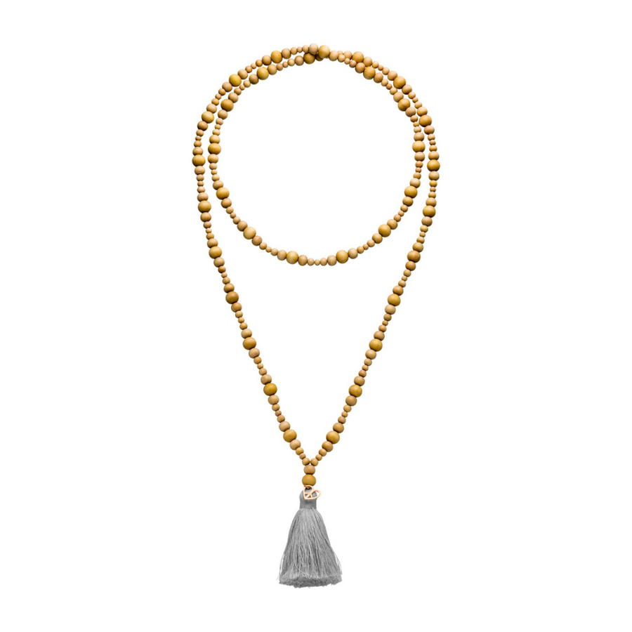 Sandelholz Kette im Mala Stil mit grauem Bommel und vergoldetem Herz.