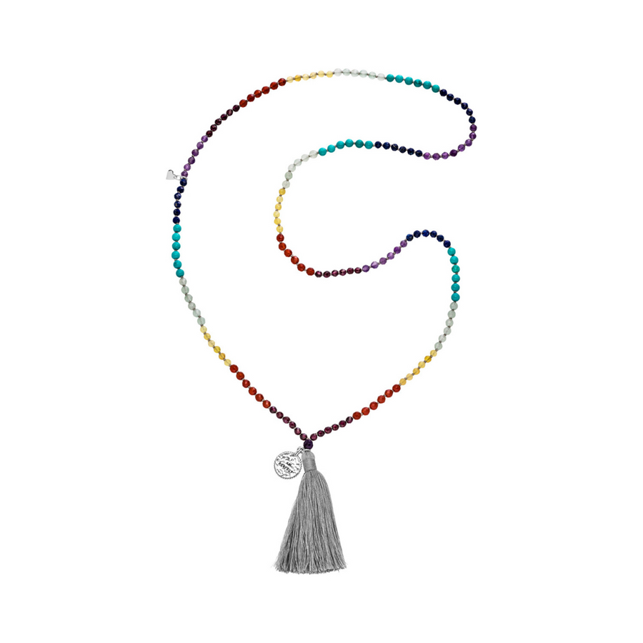 Edelsteinkette mit Chakra Edelsteinen und grauem Bommel von hoffnungsträger.