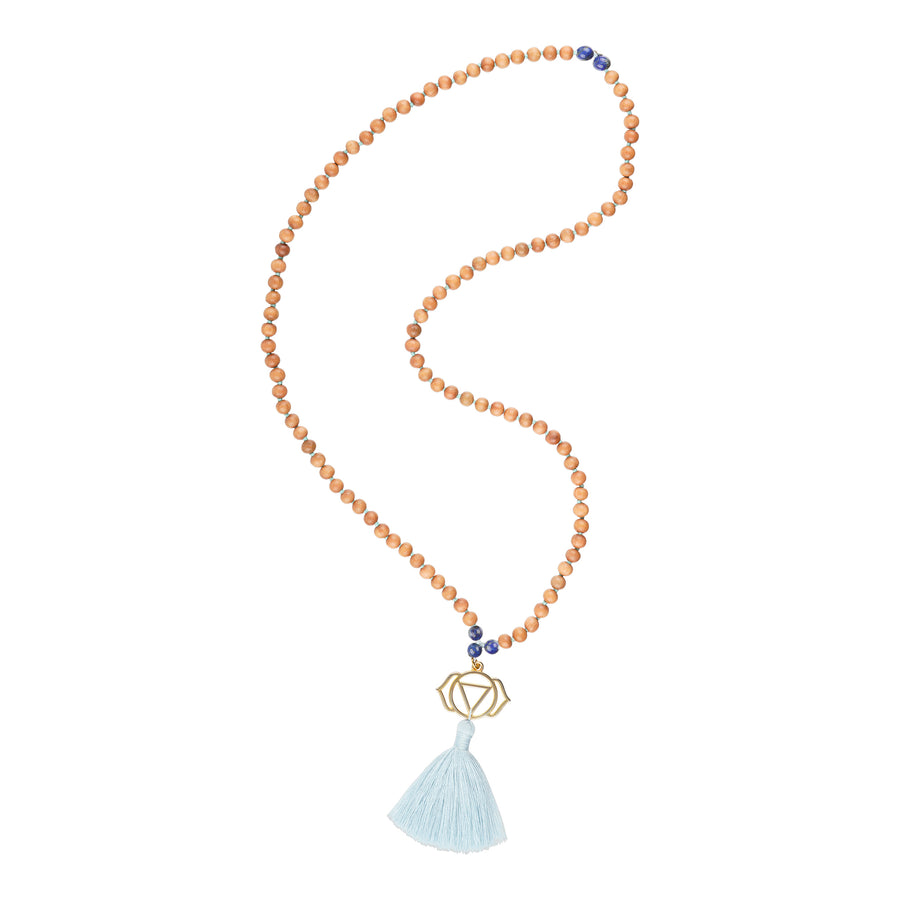 Mala Kette aus Sandelholz mit goldenem Stirn Chakra Symbol und hellblauem Bommel.
