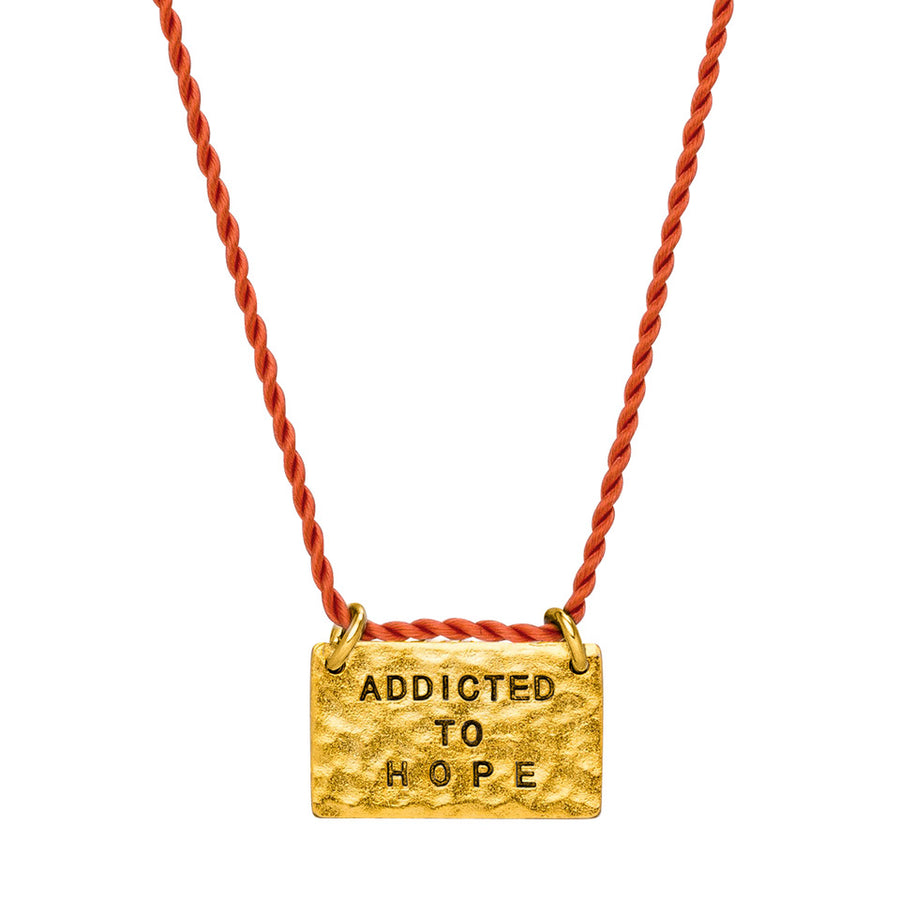Rote Glücksbringer Kette mit goldenem Anhänger mit Gravur Addicted to hope