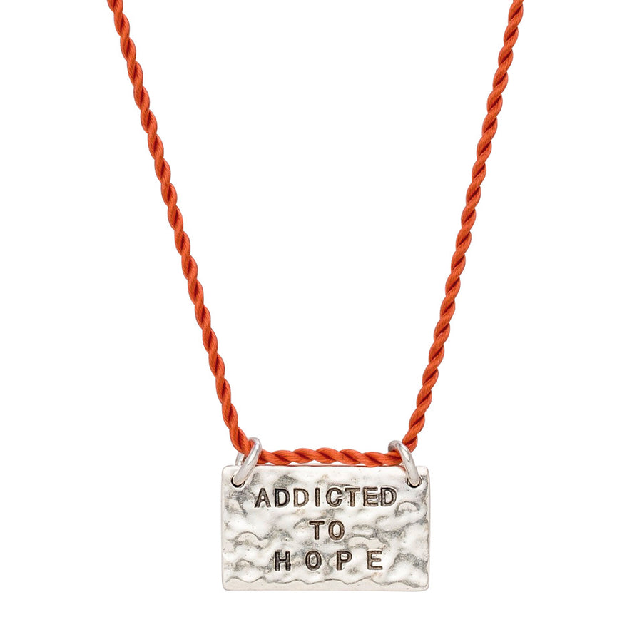 Rotes Kordelband mit silber Anhänger und Gravur Addicted to Hope von Hoffnungsträger Hamburg