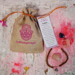 Geschenkset mit Lotus Sandelholz Armband und Rosenquarz, Amethyst und Bergkristall Steinen.