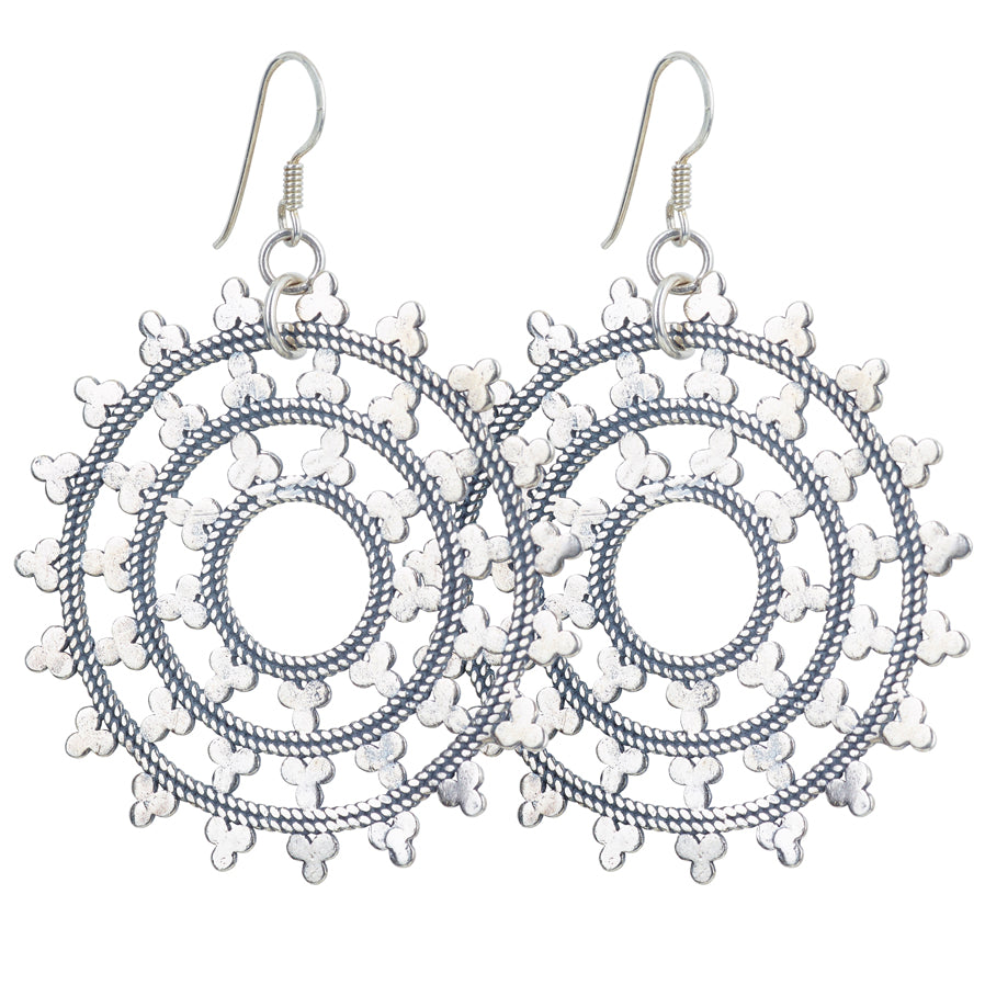 Boho Ohrringe mit Wheel of Karma Anhänger aus Sterlingsilber.
