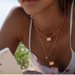 Frau mit Choker Edelstein Kette in Rosa und Gold Tönen von Hoffnungsträger Hamnurg