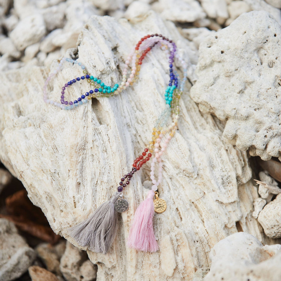 Bunte Chakra Edelsteinkette mit Quaste, Fair-Trade hergestellt.