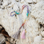 Pastell Edelsteinkette mit Chakra Steinen und rosa Quaste.