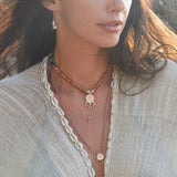 Shiva Kette mit rosegoldenem Anhänger und Sandelholz Perlen zum Binden.